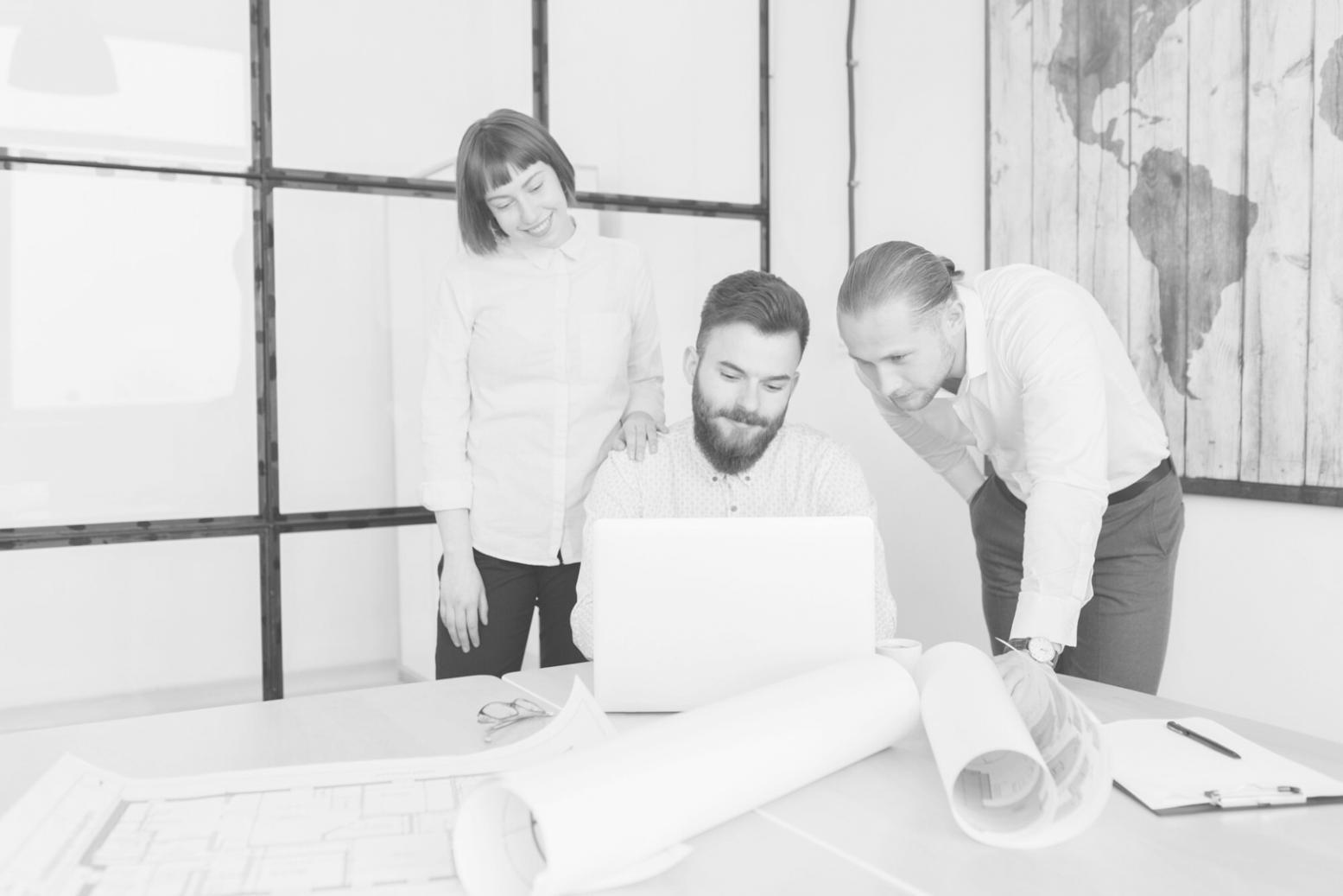 Estudiantes trabajando en análisis financiero durante sesión práctica