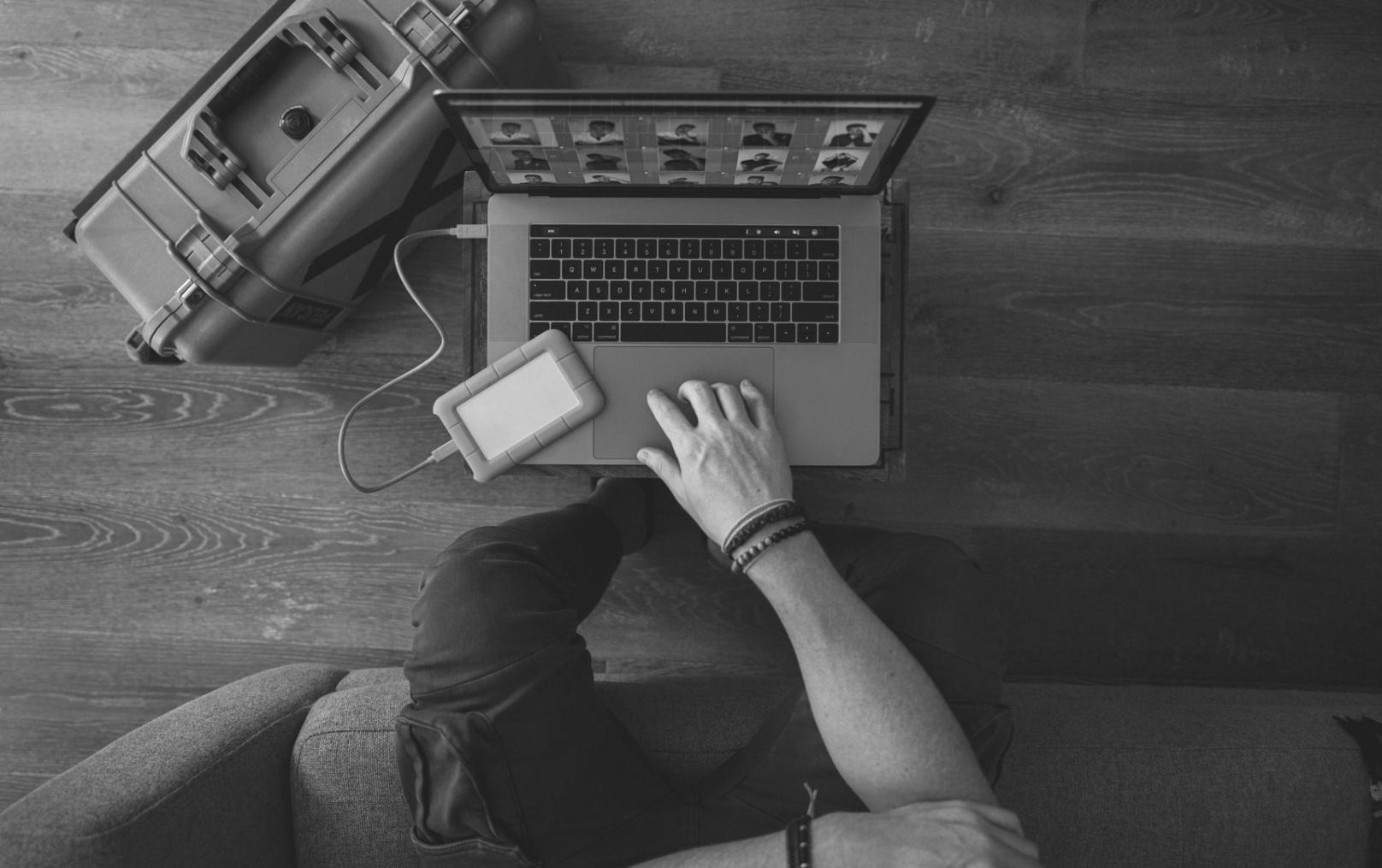 Espacio de trabajo con documentos financieros y análisis de mercado