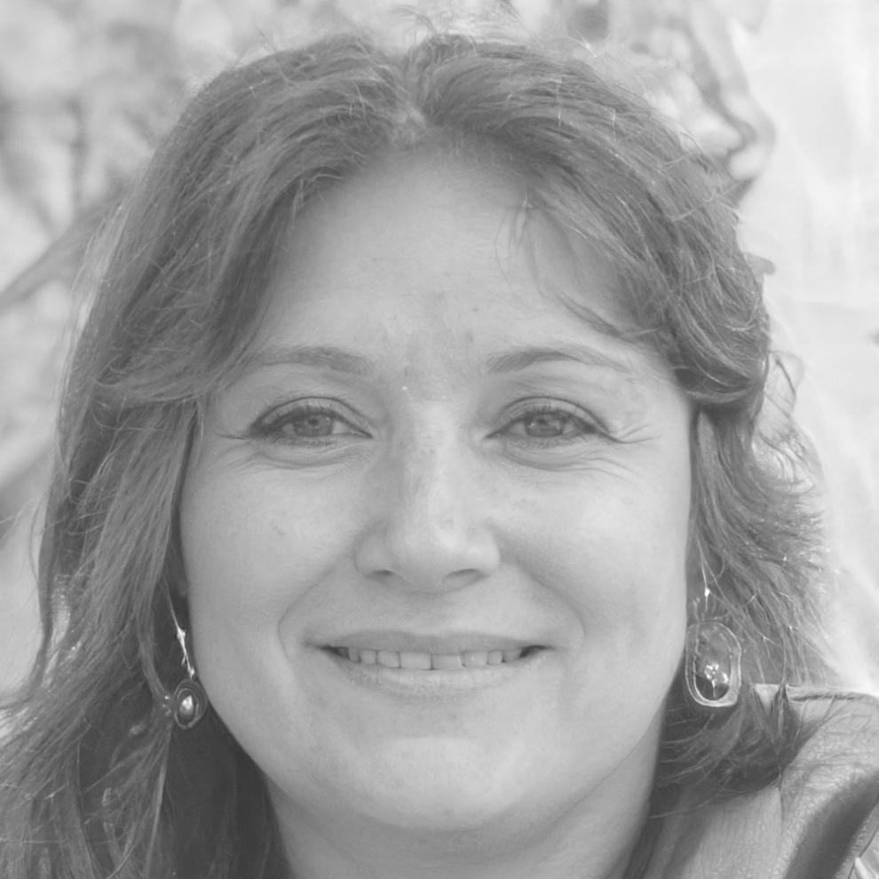 Retrato profesional de instructora especializada en finanzas