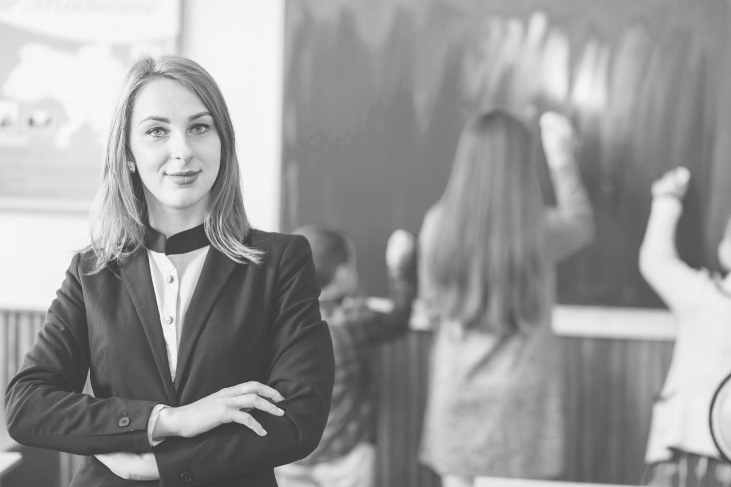 Pantallas múltiples mostrando software de análisis financiero profesional