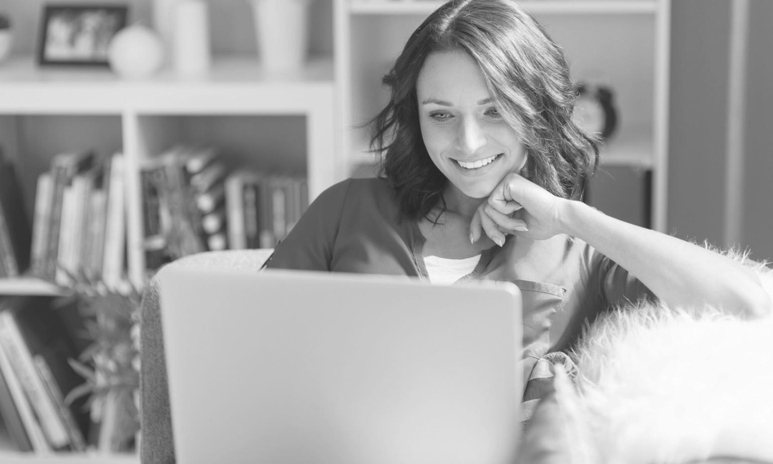 Documentos financieros y calculadoras sobre mesa de trabajo profesional