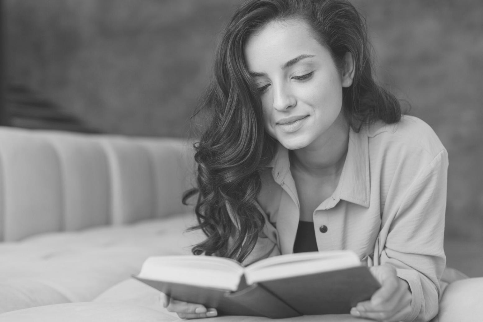 Gráficos de riesgo y volatilidad en pantalla de computadora